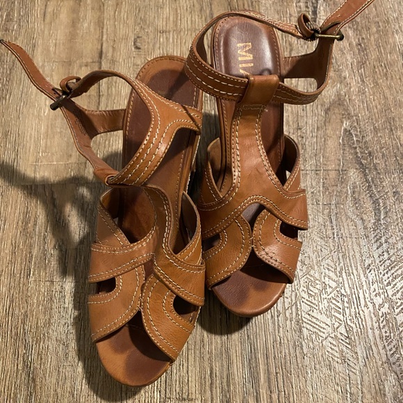 MIA Wedges - Picture 2 of 5